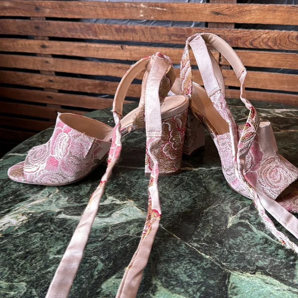 Nine West Tapestry block heels with ankle ties 8.5 comfortable! - Picture 3 of 9